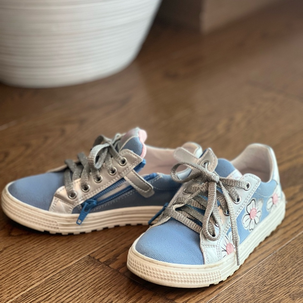 Girs shoes